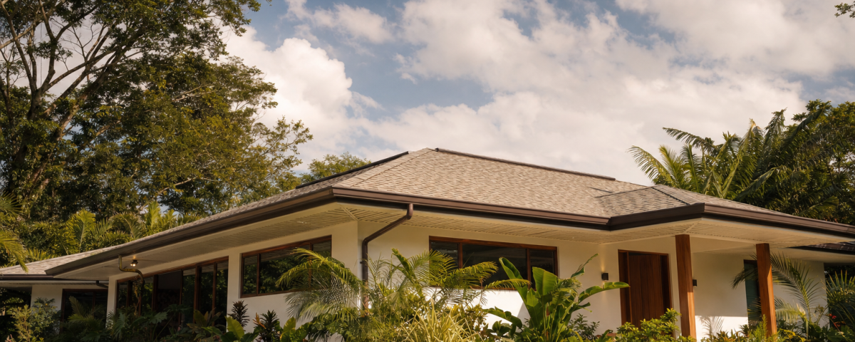 Foto editorial: vivienda costarricense con sistema de techo eficiente