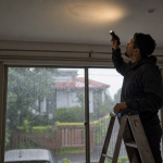 Apareció una mancha en el cielorraso con las primeras lluvias: qué hacer (y qué no hacer)