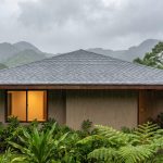 Casa moderna de aleros amplios bajo la lluvia